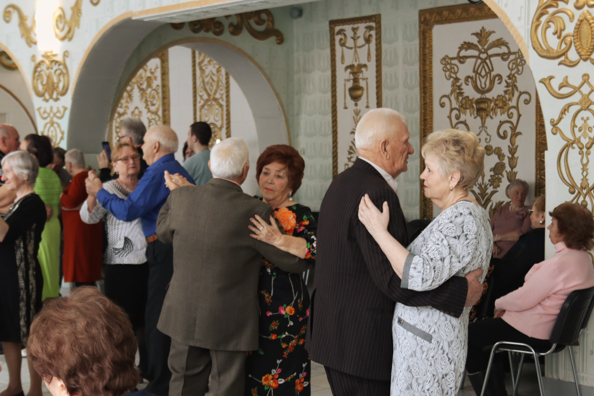 Ретро-танцевальная программа “В кругу друзей”